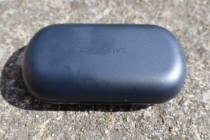 Creative Outlier Go Bluetooth-Kopfhörer Ladecase geschlossen