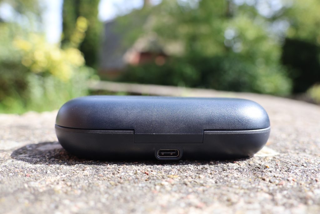 Creative Outlier Go Bluetooth-Kopfhörer Rückseite Ladecase