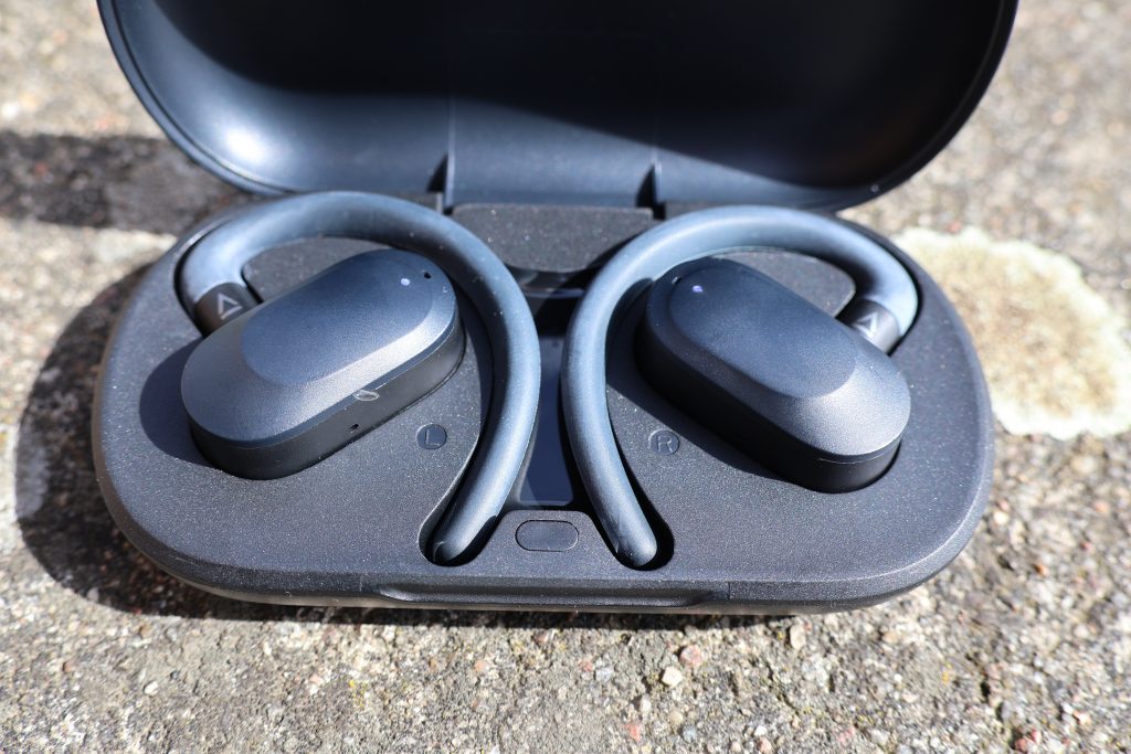 Creative Outlier Go Bluetooth-Kopfhörer Ladecase offen