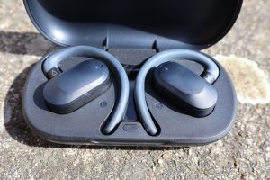 Creative Outlier Go Bluetooth-Kopfhörer Ladecase offen