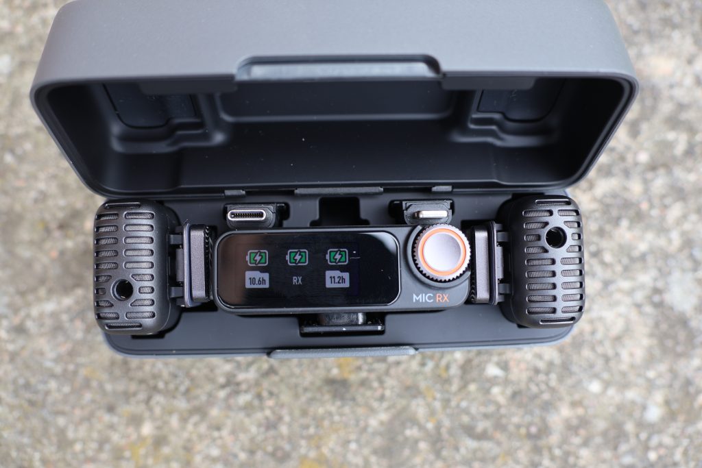 DJI Mic 2 Mikrofon Ladecase offen steiler Winkel