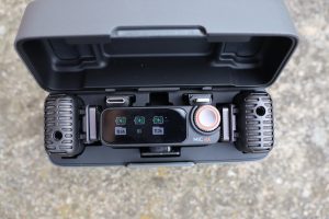 DJI Mic 2 Mikrofon Ladecase offen steiler Winkel