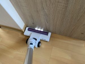 Eureka BR5 Akku-Staubsauger beim Saugen einer Ecke