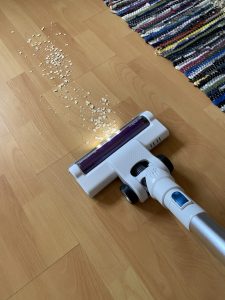 Eureka BR5 Akku-Staubsauger beim Saugen 1