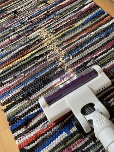 Eureka BR5 Akku-Staubsauger beim Saugen 2