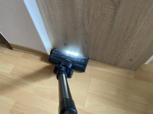 Proscenic P11 Mopping Akku-Staubsauger beim Saugen in der Ecke
