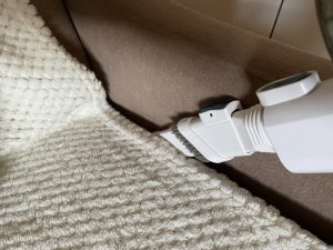 Eureka BR5 Akku-Staubsauger beim Saugen 3