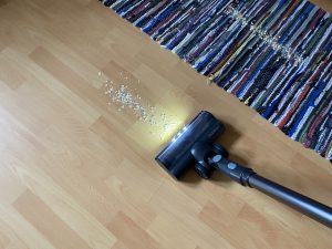 Proscenic P11 Mopping Akku-Staubsauger beim Saugen 1