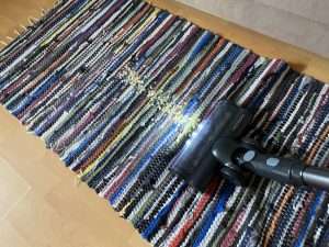 Proscenic P11 Mopping Akku-Staubsauger beim Saugen 2