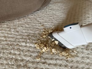 Eureka BR5 Akku-Staubsauger beim Saugen 5