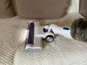 Eureka BR5 Akku-Staubsauger beim Saugen 6