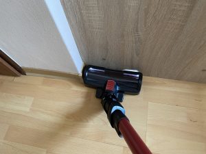Rowenta RH98A8wo X-Force Flex 12.60 Akku-Staubsauger beim Saugen in der Ecke