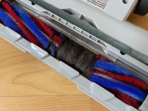Eureka BR5 Akku-Staubsauger verfangene Tierhaare in der Bürste 1