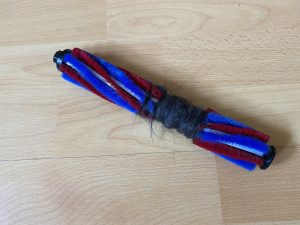 Eureka BR5 Akku-Staubsauger verfangene Tierhaare in der Bürste 2