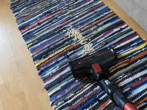 Rowenta RH98A8wo X-Force Flex 12.60 Akku-Staubsauger beim Saugen 2