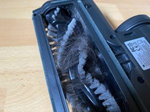 Proscenic P11 Mopping Akku-Staubsauger verfangene Tierhaare in der Bürste