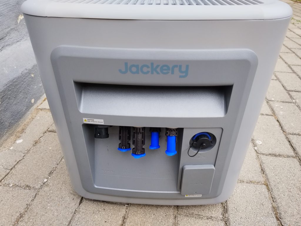 Anschluesse-des-Jackery-Navi-2000-Balkonkraftwerks-in-der-Nahansicht
