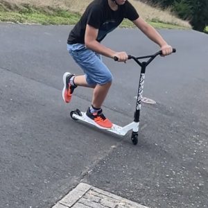 Apollo Stunt Scooter - Genius Pro Kurvenlage