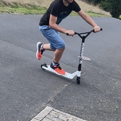 Apollo Stunt Scooter - Genius Pro Kurvenlage