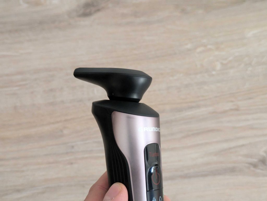 Aufgesteckter Trimmer des Grundig ProClub MS 8130 Rasierers