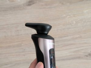 Aufgesteckter Trimmer des Grundig ProClub MS 8130 Rasierers
