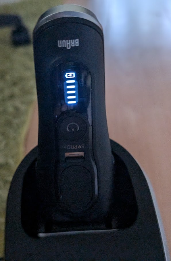 Braun Series 9 Pro+ 9590cc Rasierer in Ladestation