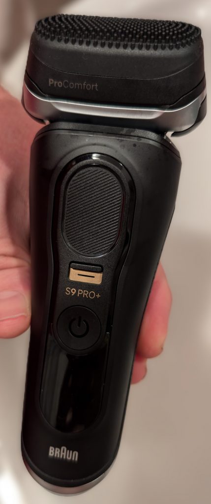 Braun Series 9 Pro+ 9590cc Rasierer in der Hand