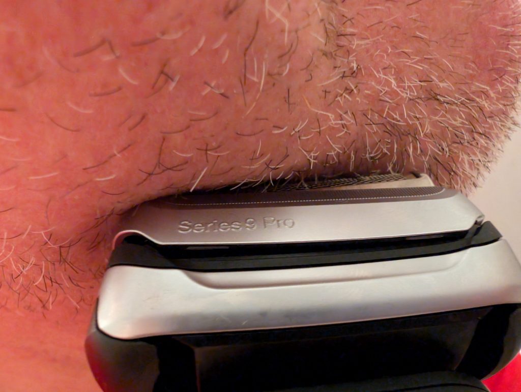 Braun Series 9 Pro+ Rasierer beim Rasieren in der Nahansicht
