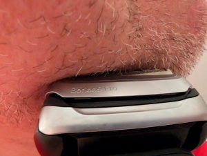 Braun Series 9 Pro+ Rasierer beim Rasieren in der Nahansicht