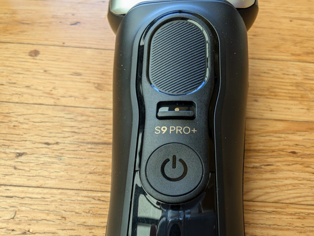 Braun Series 9 Pro+ Rasierer von vorne in der Nahansicht