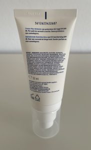 CeraVe Feuchtigkeitsspendende Gesichtscreme Tube von hinten