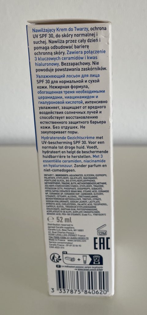CeraVe Feuchtigkeitsspendende Gesichtscreme in der Verpackung von der rechten Seite