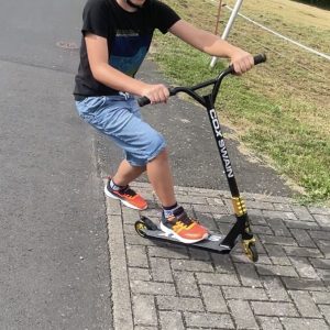 Cox Swain Stunt Scooter X-385 in der Kurve