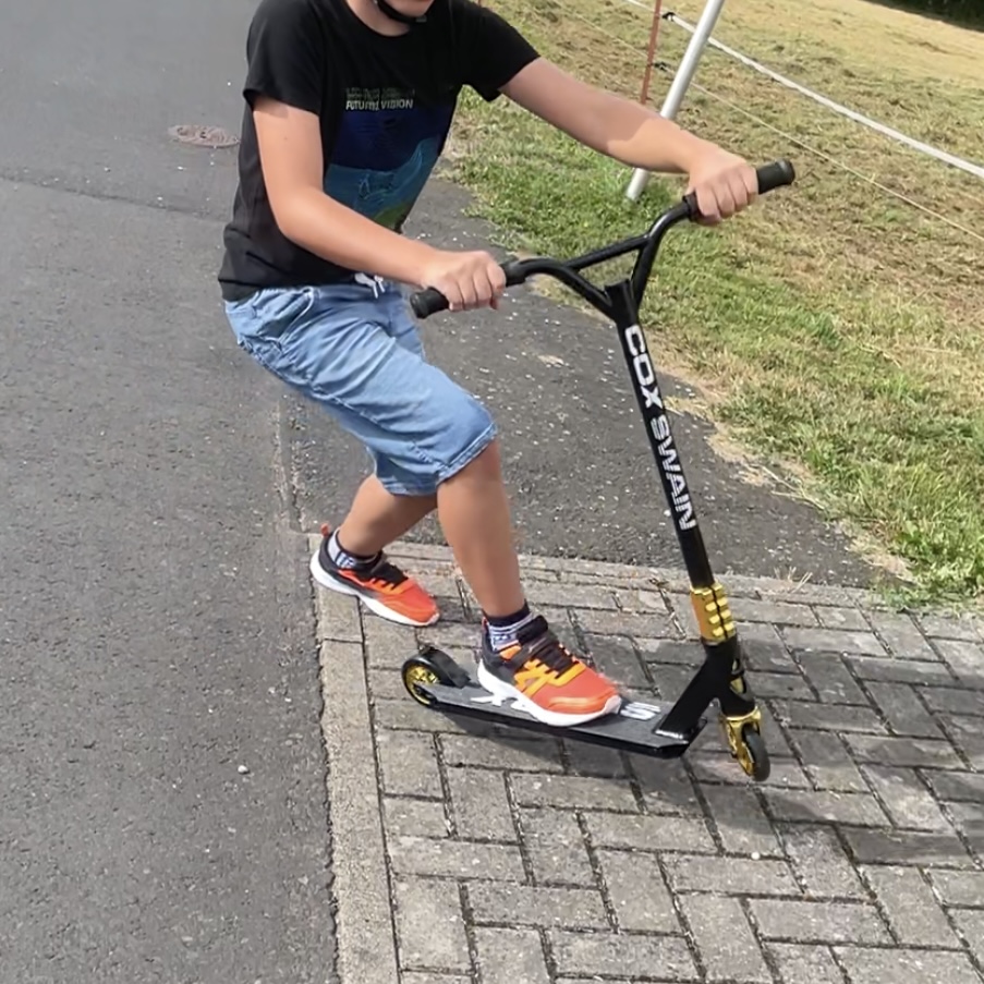 Cox Swain Stunt Scooter X-385 in der Kurve