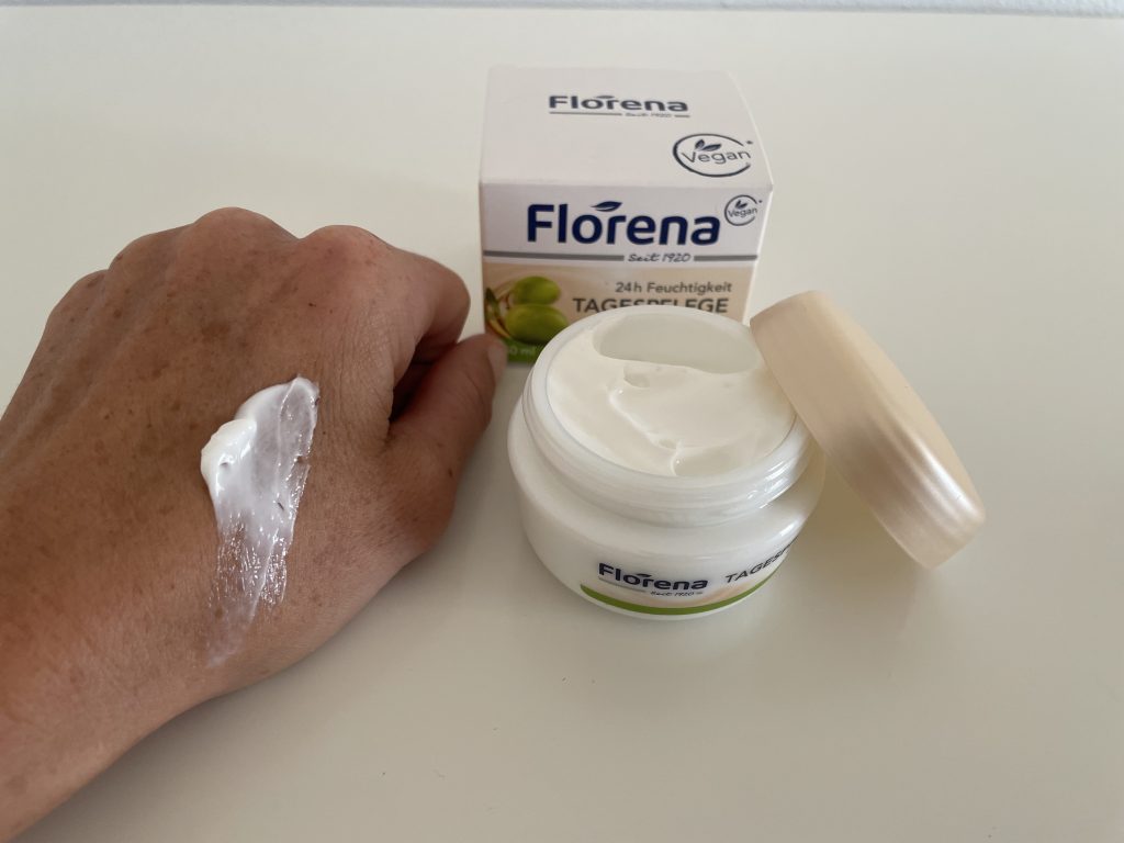 Florena 24 h Feuchtigkeit Gesichtscreme auf der Haut 2