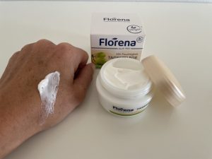 Florena 24 h Feuchtigkeit Gesichtscreme auf der Haut 2