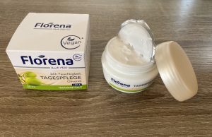 Florena 24 h Feuchtigkeit Gesichtscreme geöffneter Cremetiegel