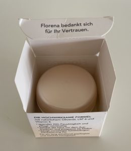 Florena 24 h Feuchtigkeit Gesichtscreme in der geöffneten Verpackung