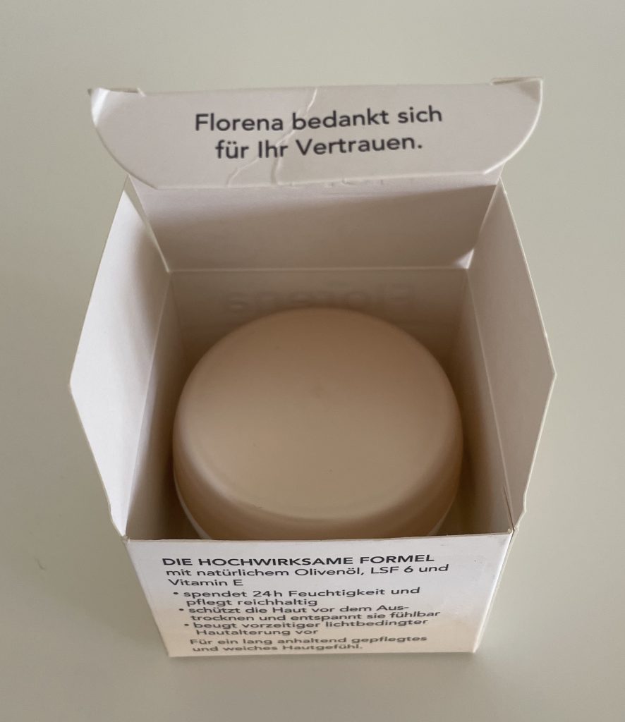 Florena 24 h Feuchtigkeit Gesichtscreme in der geöffneten Verpackung