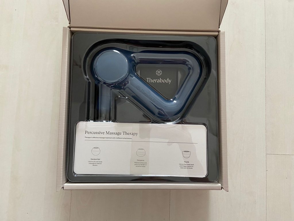 Geöffnete Verpackung der Theragun Relief Massagepistole