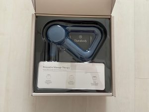 Geöffnete Verpackung der Theragun Relief Massagepistole