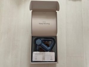 Geöffnete Verpackung der Theragun Relief Massagepistole aus der Distanz