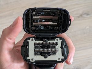 Geöffneter Scherkopf des Panasonic ES-LV67A803 Rasierers