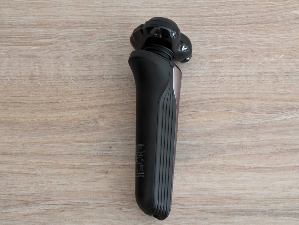 Grundig ProClub MS 8130 Rasierer von rechts