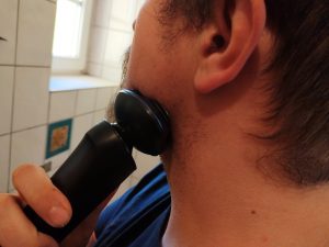Hatteker-‎RSCW-9658-Rasierer-waehrend-der-Rasur