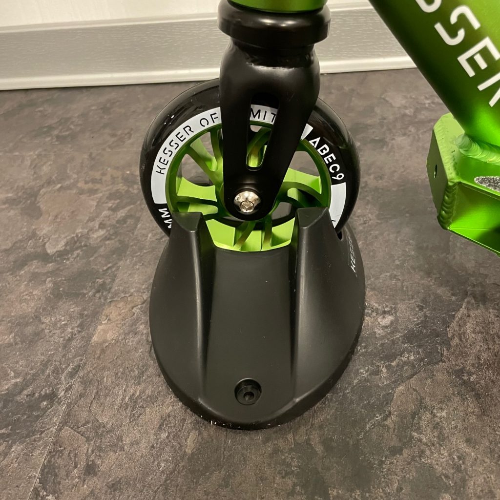 KESSER® Stunt Scooter X-Limit-Pro im Ständer
