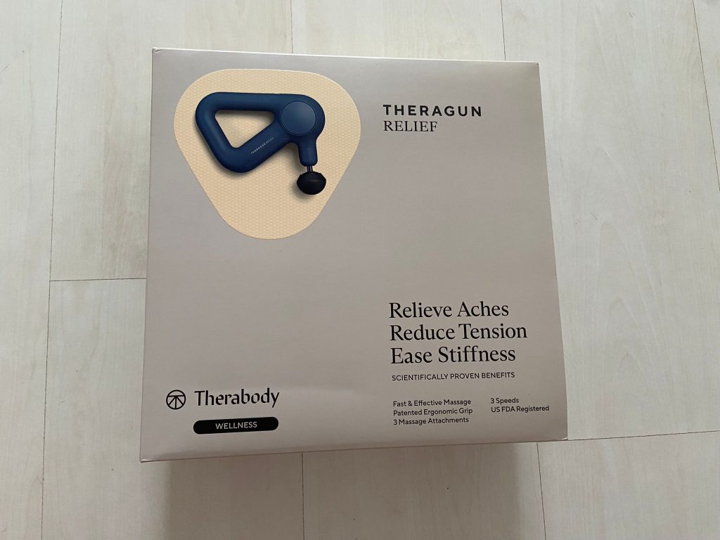 Karton der Theragun Relief Massagepistole