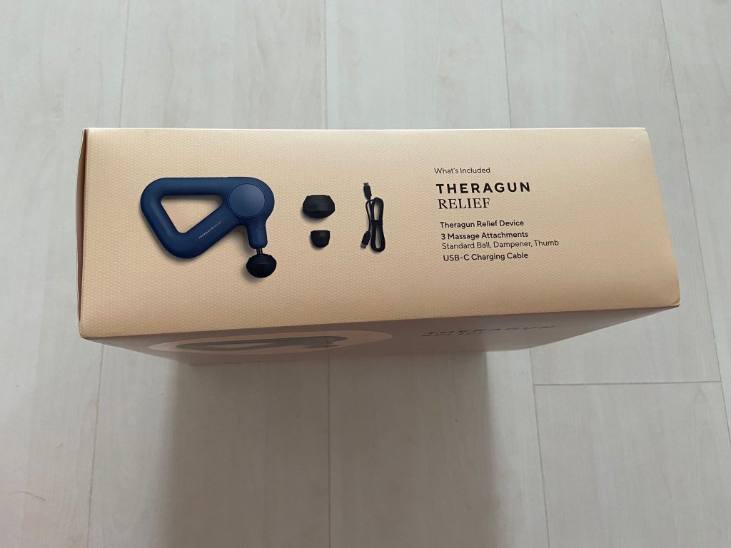 Karton der Theragun Relief Massagepistole von der Seite