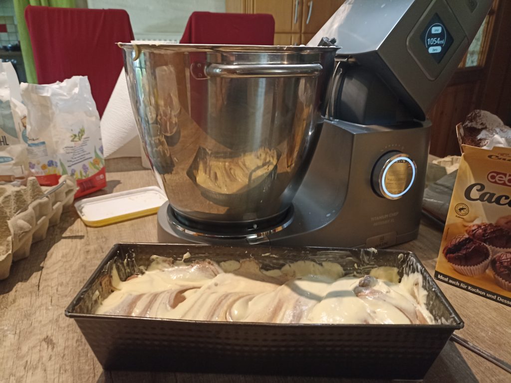 Kenwood Titanium Chef Patissier XL Küchenmaschine, Teig für Marmorkuchen und Gerät 2