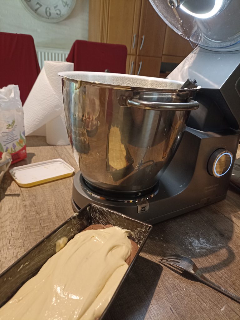 Kenwood Titanium Chef Patissier XL Küchenmaschine, Teig für Marmorkuchen und Gerät